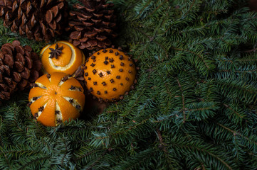 naranjas decoradas yule navidad fondo verde liso horizontal