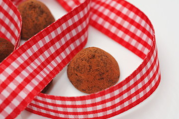 トリュフチョコレートとギンガムチェックリボン