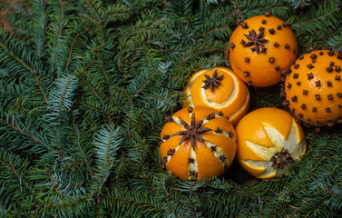 Fototapeta na wymiar naranjas decoradas yule navidad fondo verde liso horizontal