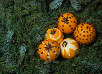 naranjas decoradas yule navidad fondo verde liso horizontal