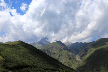 Obraz na płótnie Canvas mountains along the Georgian military road