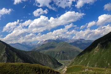Obraz premium mountains along the Georgian military road