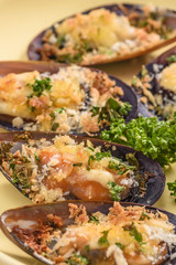 ムール貝の香草パン粉焼き