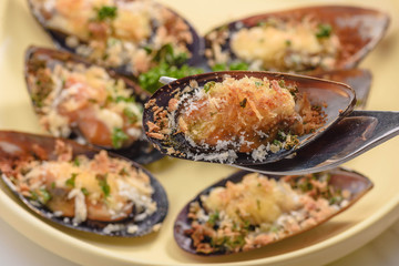 ムール貝の香草パン粉焼き