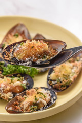 ムール貝の香草パン粉焼き