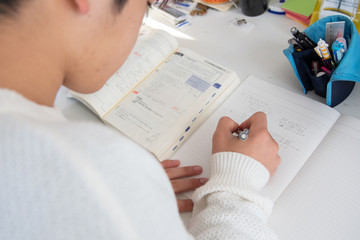 受験勉強をする男子高校生