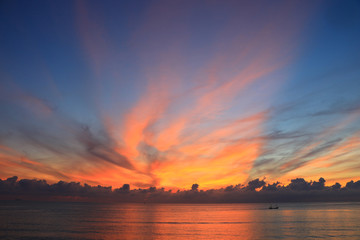 Fototapeta na wymiar beautiful sunrise on the sea