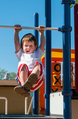 Obraz premium A Little boy enjoying his day at the city park