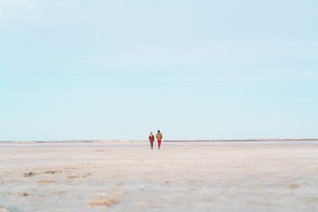 Obraz premium couple walking on the beach