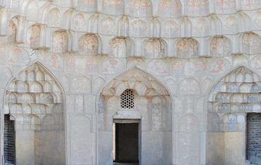 Obraz premium The arch and gates of the ancient Asian traditional ornament. The details of the architecture of medieval Central Asia