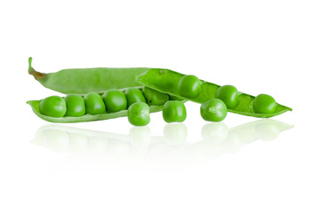 frische grüne Erbsen isoliert auf weißem Hintergrund