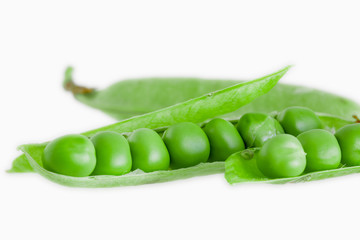frische grüne Erbsen isoliert auf weißem Hintergrund