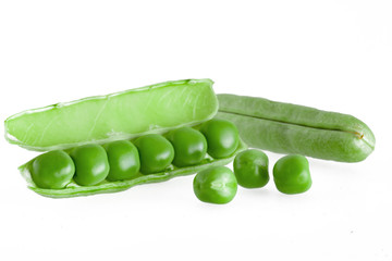 frische grüne Erbsen isoliert auf weißem Hintergrund