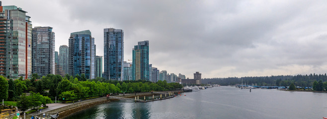 Naklejka premium Coal Harbour w Vancouver w Kolumbii Brytyjskiej z łodziami śródmieście budynków i odbicia w wodzie