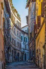 Fototapeta na wymiar Au cœur des vieilles villes en Italie