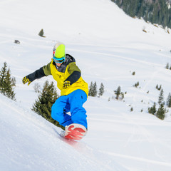 Fototapeta na wymiar Snowboarder hat Spass auf dem Board im freien Gelände