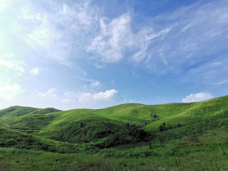 Obraz premium Blue sky with cloud and mountain.