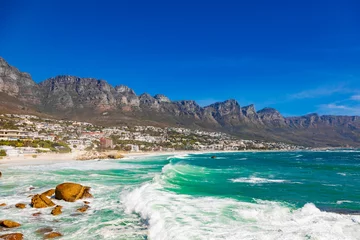 Photo sur Plexiglas Plage de Camps Bay, Le Cap, Afrique du Sud Camps Bay Beach et Table Mountain à Cape Town Afrique du Sud