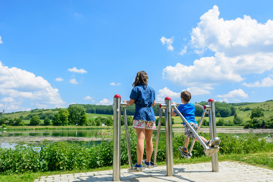 Zwei Jugendliche nutzen eine sportliche &Uuml;bungsstation im Gr&uuml;nen