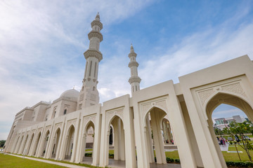 Fototapeta na wymiar Sendayan, Malaysia- November 3rd, 2019 : A beautiful exterior of Masjid Sri Sendayan . It is currently the biggest mosque in Negeri Sembilan