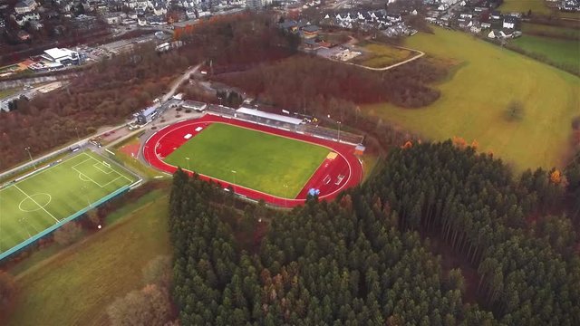 Fu&szlig;ballplatz gro&szlig;e Drehung Luftaufnahme