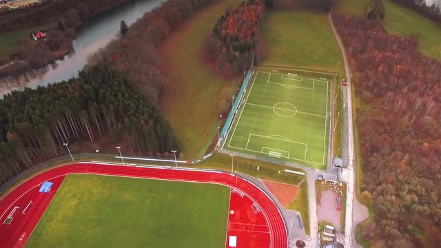 Fu&szlig;ballplatz von oben drehung