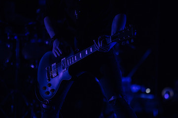 Obraz premium Man playing guitar on the concert