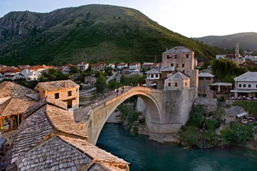 Papier Peint photo Stari Most Le Stari Most (vieux pont), l& 39 emblème de la ville de Mostar en Bosnie-Herzégovine.