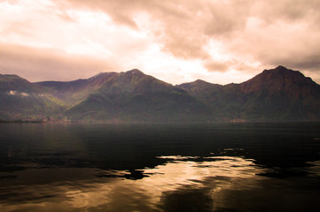 lago d'Iseo sotto un cielo nuvoloso