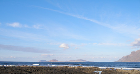 panorama von stillem weiten strand auf lanzarote