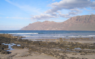 Fototapeta na wymiar panorama von stillem weiten strand auf lanzarote