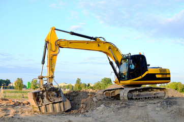 Obraz premium Excavator with crusher bucket for crushing concrete. Construction waste recycling for construction mix. Sifting and grinding bucket for the separation of concrete into fractions of higher quality.