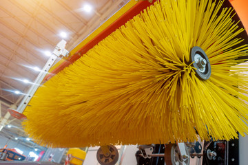 Sweeping brush for cleaning roads and streets