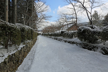 雪の高野山寺院