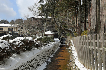 雪の高野山寺院