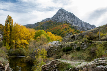 Autumnal landscape on the Curue&ntilde;o river. Cueto Ancino in the background, Le&oacute;n, Spain