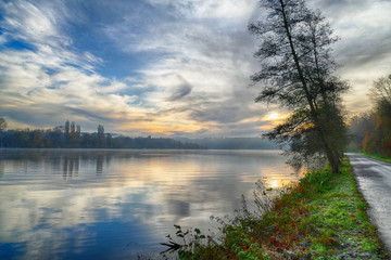 Wanderweg am Ufer des Baldeneysees in Essen