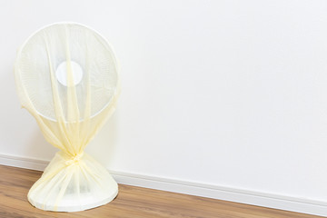 掃除してシートをかぶせた扇風機