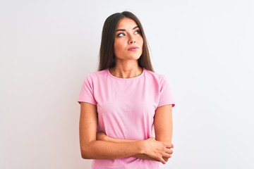 Obraz premium Young beautiful woman wearing pink casual t-shirt standing over isolated white background smiling looking to the side and staring away thinking.