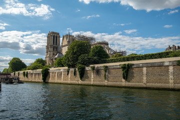 Fototapeta na wymiar Notre Dame de paris cathedral from the Seine