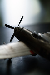 古い時代の戦闘機の模型