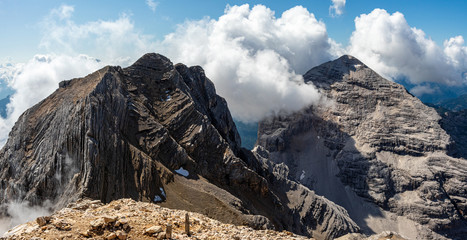 Szczyt Tofana - turystyka górska. Chmury wokół szczytu górskiego - krajobraz Dolomitów. © art08