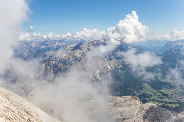 Fototapeta na wymiar Góra w chmurach. Dolomity - grupa Cristallo widziana ze szczytu Tofany. Wędrówka w chmurach.