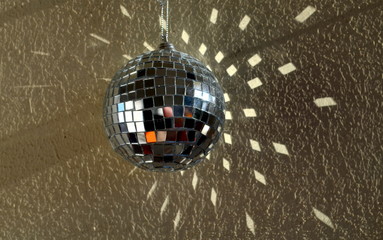 Silberne Weihnachtskugel verteilt Lichtsprenkel