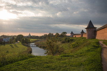 Fototapeta premium Letni ciepły wieczór w Suzdal. Rosyjski krajobraz ze świątynią i rzeką