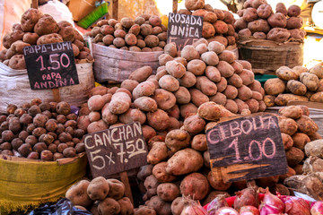 Kartoffeln auf einem Markt in Peru