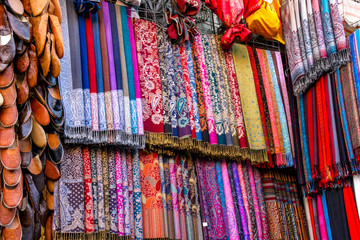 Tuchhandel auf einem Markt in Kairo