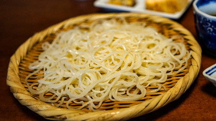 蕎麦の実の中心部の実で作った白い更科蕎麦