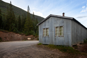 Wellblechhütte am Rand der Stadt