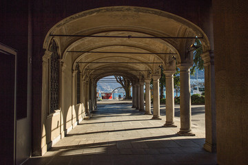 Arkadengang in Lugano, Tessin, Schweiz